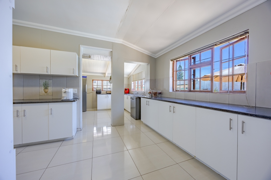 5 Bedroom Property for Sale in Bothasig Western Cape